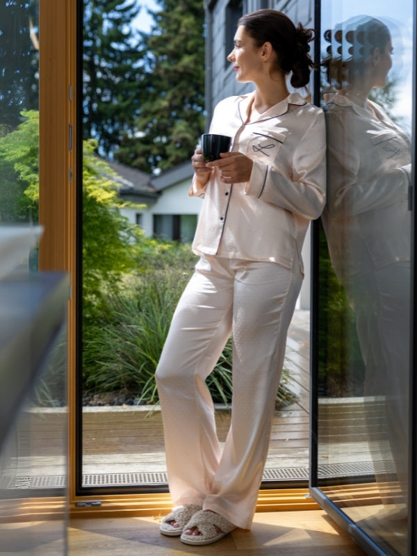 Lange zweiteilige Pyjamas